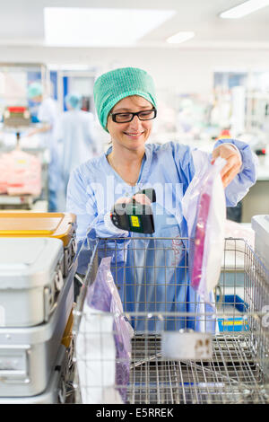 Attrezzature mediche di disinfezione. Ospedale di Bordeaux, Francia. Foto Stock