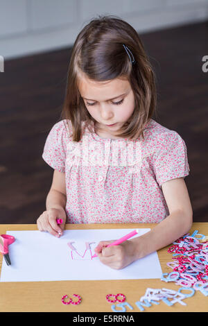 5 anno vecchia ragazza facendo attività manuale. Foto Stock