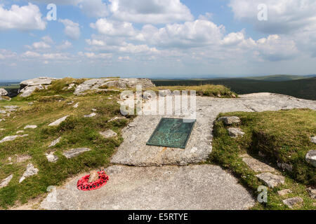 Lapide sul Vertice di Rough Tor, Bodmin Moor, Cornwall, England Regno Unito Foto Stock