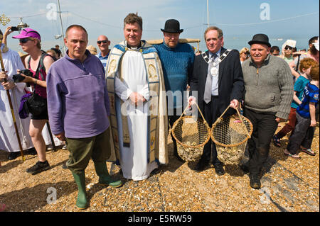 Ostriche sbarcati sulla spiaggia sono ricevuti da sceriffo di Canterbury Tony Austin a Whitstable Oyster Festival Kent England Regno Unito Foto Stock