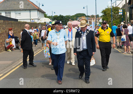 Sceriffo di Canterbury Tony Austin nella sfilata di carnevale a Whitstable Oyster Festival Kent England Regno Unito Foto Stock