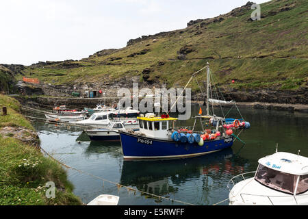 Barche da pesca ormeggiate nel porto di Boscastle, Cornwall, Inghilterra Foto Stock