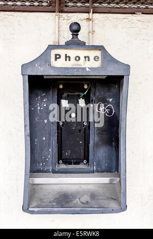 Un ormai smantellato telefono pubblico chiosco in ybor city tampa fl Foto Stock