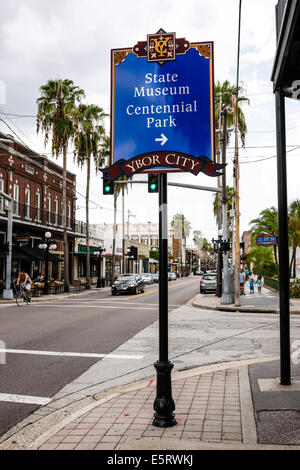 Il Museo di Stato Centennial Park signpost in Ybor City Tampa FL Foto Stock
