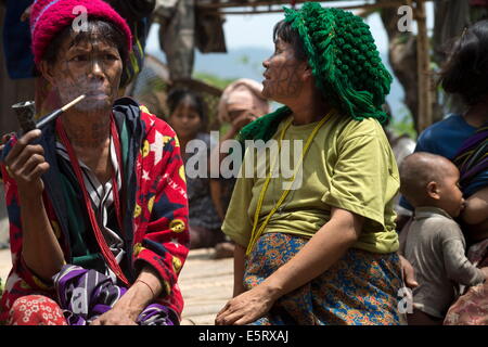 Funerali di 5 anno vecchia ragazza, Krai fare (birmani: Kyar Hto) villaggio, sulle colline vicino a Mindat, Stato Chin Stato, Myanmar. Foto Stock