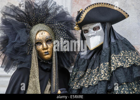 Matura in nero con oro stilizzata costumi settecenteschi fuori la Chiesa di San Zaccaria durante il Carnevale di Venezia, Foto Stock