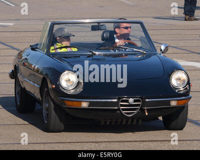 Alfa Romeo 2000 SPIDER VELOCE (1973), Olandese licecence registrazione 32-YA-60 a Lisse, Paesi Bassi, pic1 Foto Stock