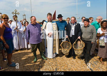 Ostriche sbarcati sulla spiaggia sono ricevuti da sceriffo di Canterbury Tony Austin a Whitstable Oyster Festival Kent England Regno Unito Foto Stock