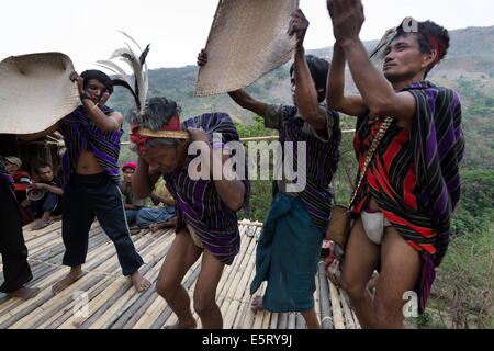 Fare Krai (birmani: Kyar) Hto mento villaggio, sulle colline vicino a Mindat, Stato Chin Stato, Myanmar. Mento di danza raccolto (DANZA) Foto Stock