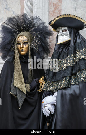 Matura in nero con oro stilizzata costumi settecenteschi durante il Carnevale di Venezia, Foto Stock