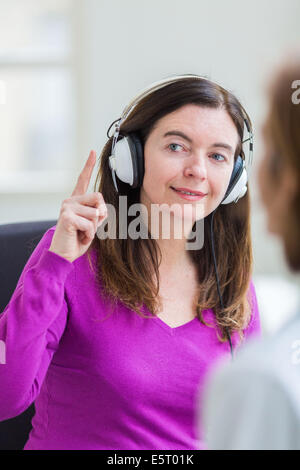 Donna subendo pure-l'audiometria tono di prova. Foto Stock