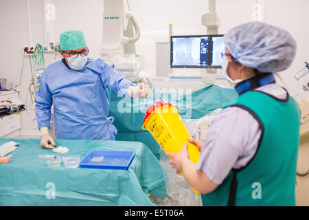 Trattamento delle stenosi dell'arteria renale da embolizzazione, Angoulême ospedale, Francia . Foto Stock