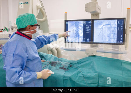 Trattamento delle stenosi dell'arteria renale da embolizzazione, Angoulême ospedale, Francia . Foto Stock