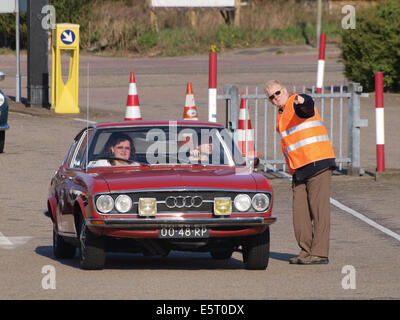 Audi 100 coupe S, costruire nel 1977, licenza olandese registrazione 00-48-RP, a IJmuiden, Paesi Bassi, pic2 Foto Stock