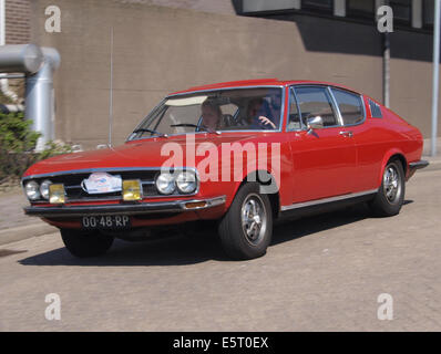 Audi 100 coupe S, costruire nel 1977, licenza olandese registrazione 00-48-RP, a IJmuiden, Paesi Bassi, pic5 Foto Stock