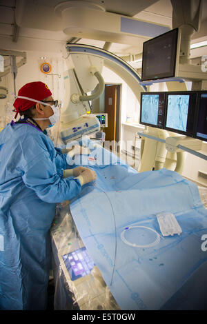 Trattamento di leiomioma uterino da embolizzazione, Hopital Europeen Georges Pompidou (HEGP), AP-HP, Parigi, Francia. Foto Stock