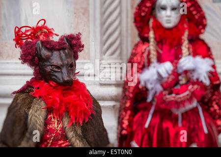 Un giovane in costume come 'Red Riding Hood' e 'Il lupo cattivo Foto stock  - Alamy