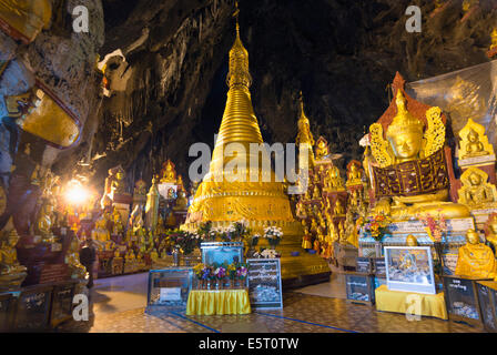 Il Sud Est Asiatico, Myanmar, Pindaya, statue di Buddha in ingresso a Shwe Oo Min grotta naturale Pagoda Foto Stock