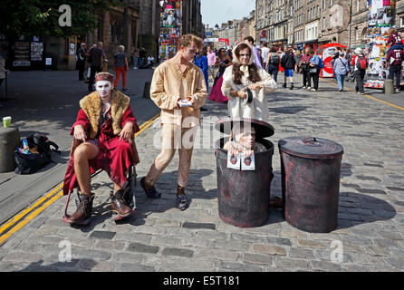 Edinburgh Fringe Festival 2014 artisti interpreti o esecutori in High Street Royal Mile di Edimburgo in Scozia Foto Stock