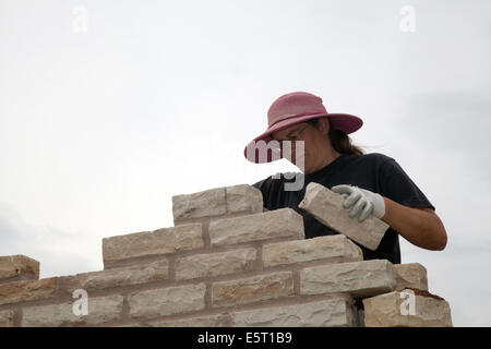 Brickie femminile a Southport, Merseyside, Regno Unito. Agosto, 2014. La sig.ra Clair Skidmore, muratore al Flower Show mentre si preparano, inizia la fiera Victoria Park per la più grande fiera indipendente di fiori del Regno Unito. È stato originariamente iniziato nel 1924 dal consiglio locale, ma dal 1986 è gestito dalla Southport Flower Show Company, che è un ente di beneficenza registrato. Si tiene ogni anno per quattro giorni a fine agosto. Foto Stock