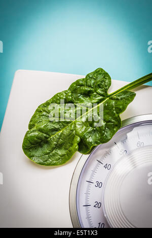 Spinaci foglia su scale, dieta e immagine concettuale. Foto Stock