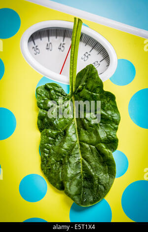 Spinaci foglia su scale, dieta e immagine concettuale. Foto Stock