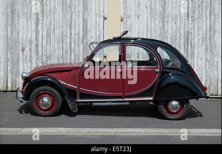 Citroen 2CV parcheggiata su strada in Francia Foto Stock