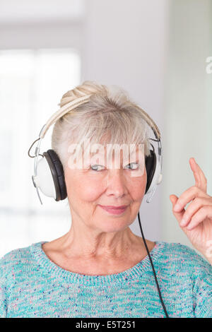 Donna subendo pure-l'audiometria tono di prova. Foto Stock