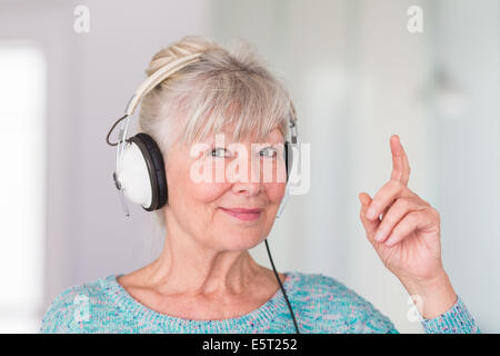 Donna subendo pure-l'audiometria tono di prova. Foto Stock