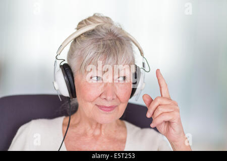 Donna subendo pure-l'audiometria tono di prova. Foto Stock