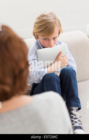 Madre scolding il suo 7-anno-vecchio figlio. Foto Stock