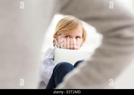 Madre scolding il suo 7-anno-vecchio figlio. Foto Stock