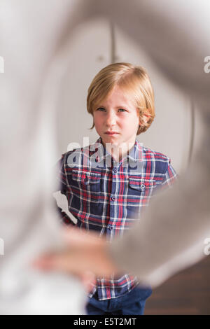 Madre scolding il suo 7-anno-vecchio figlio. Foto Stock