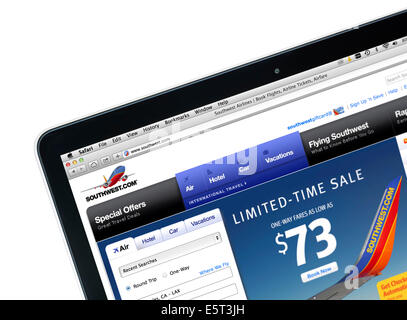 La prenotazione di un Southwest Airlines volo su un 13' Apple Computer MacBook Pro, STATI UNITI D'AMERICA Foto Stock