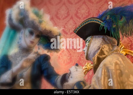 Matura in stilizzata costumi settecenteschi del Palazzo di Venezia durante il Carnevale. Foto Stock