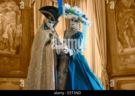 Matura in stilizzata costumi settecenteschi pongono nella sala da ballo del palazzo storico durante il carnevale di Venezia. Foto Stock