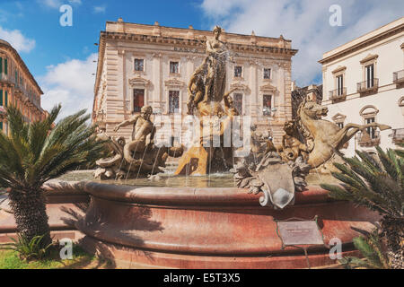 La Fontana di Diana in Piazza Archimede fu creato nel 1906 dallo scultore Giulio Moschetti, Siracusa, Sicilia, Italia, Europa Foto Stock