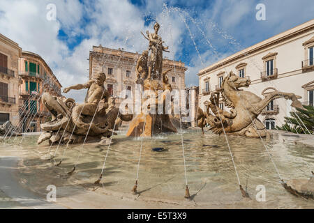 La Fontana di Diana in Piazza Archimede fu creato nel 1906 dallo scultore Giulio Moschetti, Siracusa, Sicilia, Italia, Europa Foto Stock