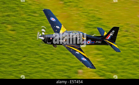 RAF Tucano T1 S-312 a basso livello la formazione di volo in Galles Foto Stock