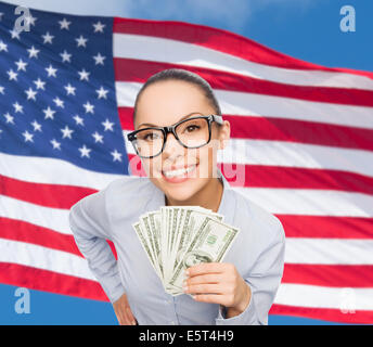 Imprenditrice sorridente con il dollaro di denaro contante Foto Stock