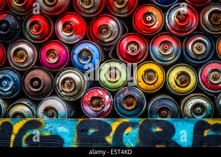 Usato bombolette di vernice spray impilati fino a Berlino Foto Stock