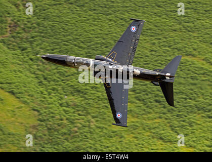 Addestratore RAF Hawk T2 Jet di livello basso nel Mach Loop, nell'area di Machynlleth nel Galles Foto Stock