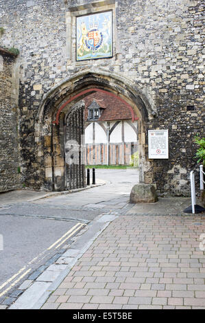 Priory porta d'ingresso alla Cattedrale di Winchester Hampshire REGNO UNITO con Royal cote di bracci sopra Foto Stock