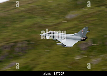 RAF Typhoon (Eurofighter) volare basso livello nel Galles Foto Stock
