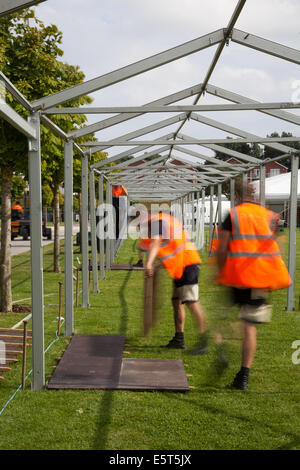 Strutture di apparecchiature industriali con telaio in alluminio per eventi temporanei. I lavoratori che costruiscono il marchese con telaio in alluminio e acciaio stanno in piedi sezioni mentre i preparativi del sito industriale stanno per iniziare a Victoria Park Southport per la più grande mostra indipendente di fiori del Regno Unito. Foto Stock