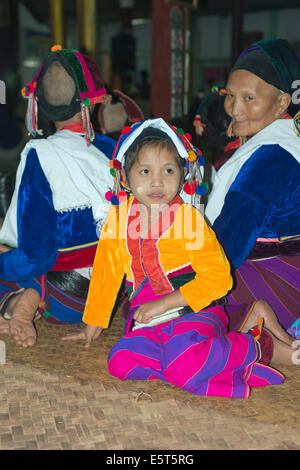 Sud-est asiatico, Myanmar (Birmania), persone che indossano abiti tradizionali in una casa hilltribe, Hsipaw area trekking Foto Stock