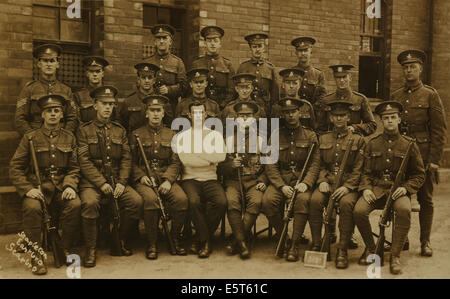 Stapleton cartolina formale colpo di 20 Guerra Mondiale uno sottufficiali da diversi Nord dell Inghilterra reggimenti, a Scarborough, 1915 Foto Stock