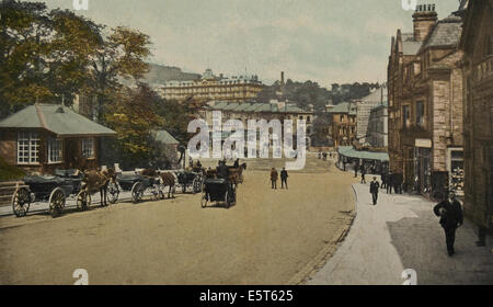 1923 cartolina a colori consente di visualizzare i cavalli carrelli persone Terrazza Road verso il quadrante e il Palace Hotel, Buxton, Derbyshire, Regno Unito Foto Stock