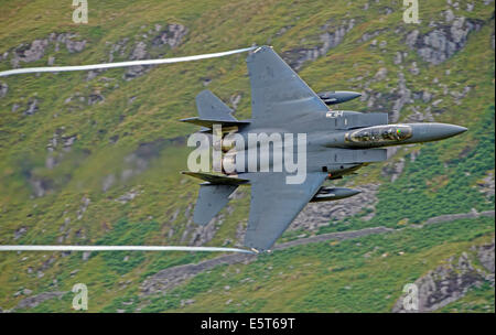 F15-E Strike Eagle livello basso in Galles Foto Stock