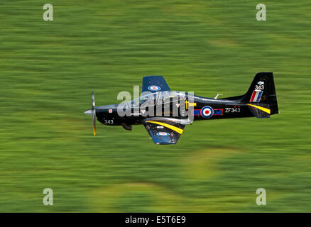 RAF Tucano T1 S-312 a basso livello la formazione di volo in Galles Foto Stock